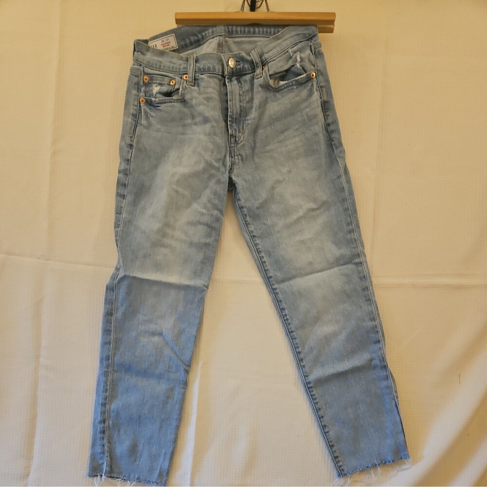 GAP Girlfriend Mid-Rise Light Wash Cropped Jeans Size 26 / 2R Lightwash